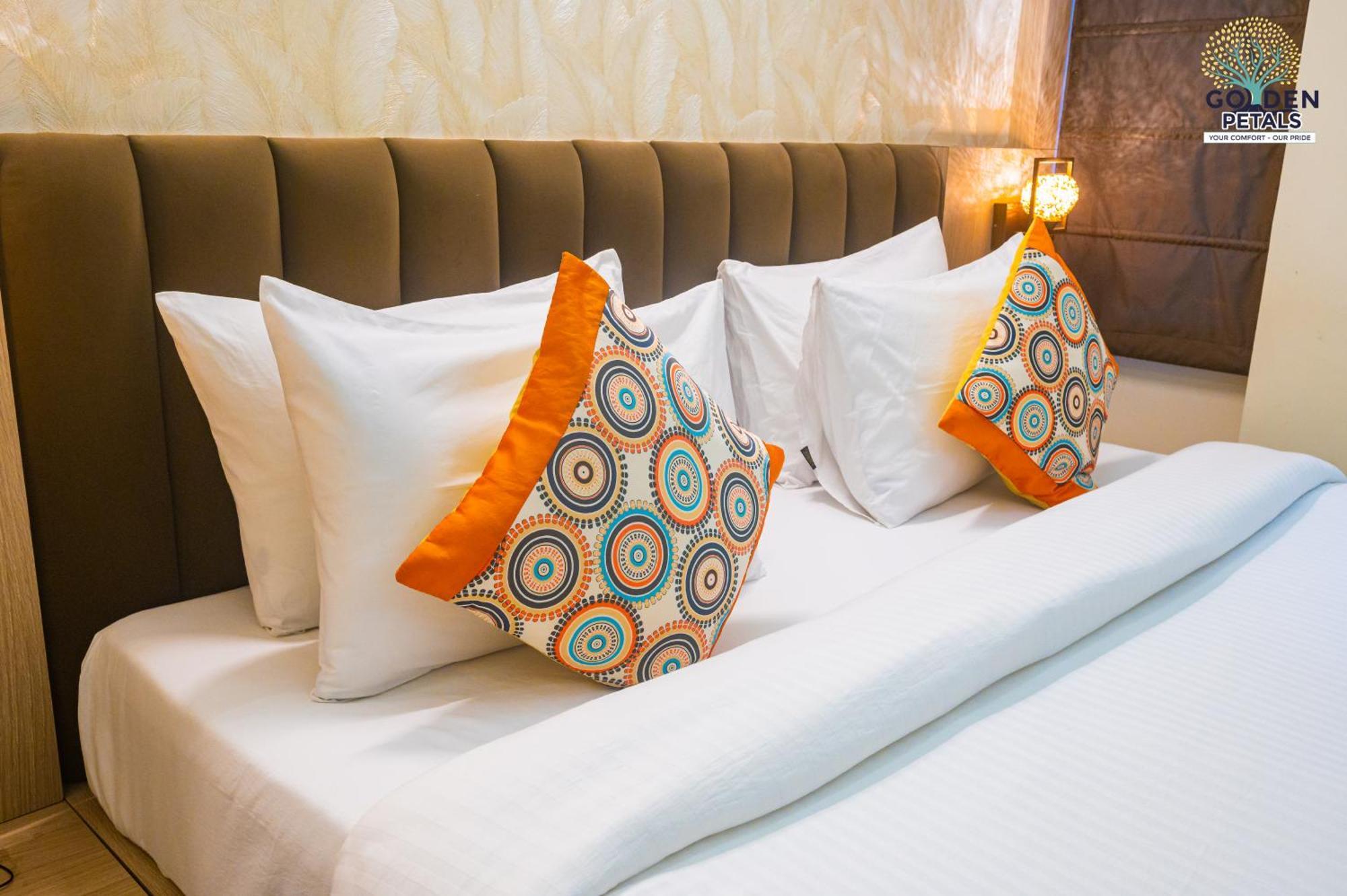 Hotel Golden Petals فاراناسي المظهر الخارجي الصورة