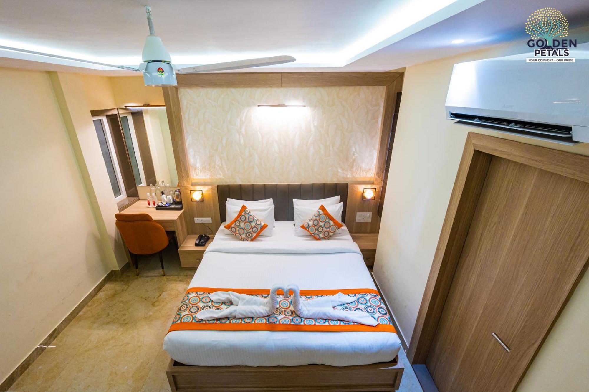 Hotel Golden Petals فاراناسي المظهر الخارجي الصورة