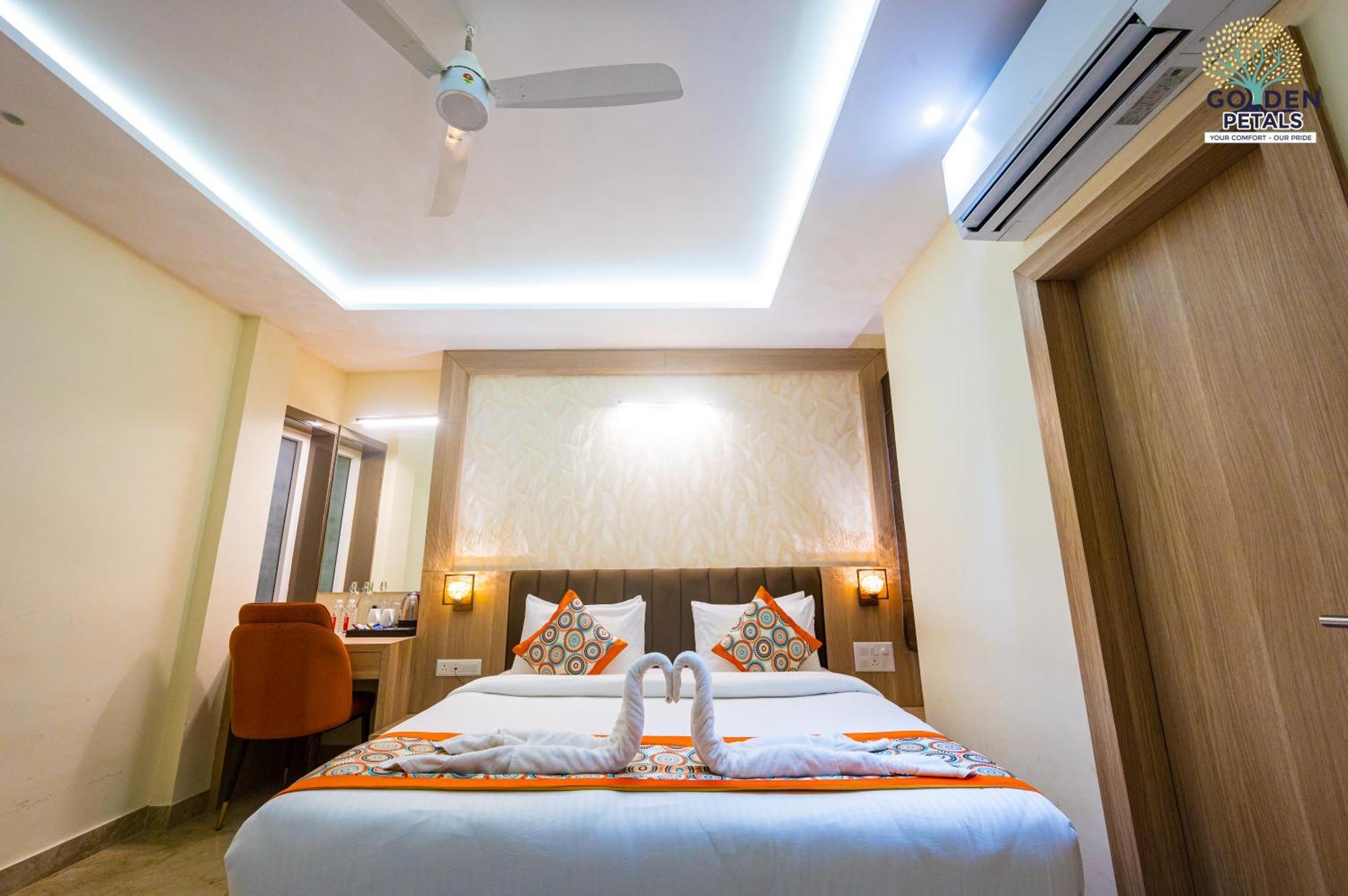 Hotel Golden Petals فاراناسي المظهر الخارجي الصورة